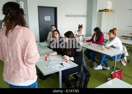 Étudiantes dans une école de formation professionnelle durant sa formation d'esthéticienne. Banque D'Images