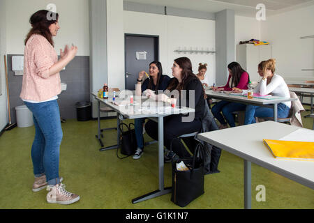 Étudiantes dans une école de formation professionnelle durant sa formation d'esthéticienne. Banque D'Images