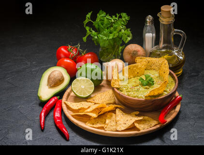 Bol de délicieux guacamole fait maison avec des nachos Banque D'Images