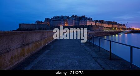 Une image en couleurs prises sur un ciel nuageux aube de la commune de Saint Malo du port des murs. Banque D'Images