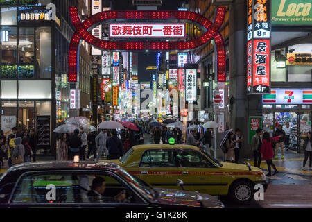 Les gens qui marchent dans la nuit sous la pluie, Kabukicho en red-light district de Shinjuku, Tokyo, Japon Banque D'Images