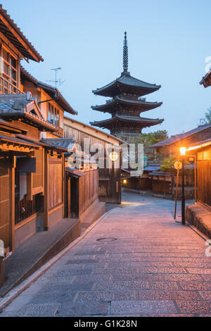 La pagode Yasaka à l'aube, Kyoto, Japon Banque D'Images