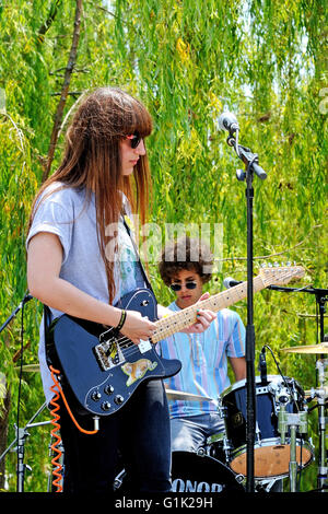 Barcelone - Mai 27 : Las Robertas band effectue au Parc Central del Poblenou le 27 mai 2011 à Barcelone, Espagne. Banque D'Images