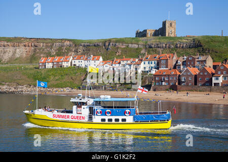 Un bateau de mettre les voiles pour la mer du nord de Whitby Harbour. Banque D'Images