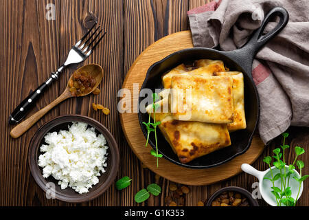 Crêpes farcies au fromage cottage sucré Banque D'Images