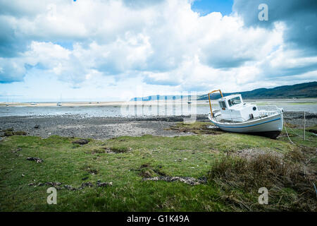 Bateau amarré au quai de Red Bay à marée haute Banque D'Images