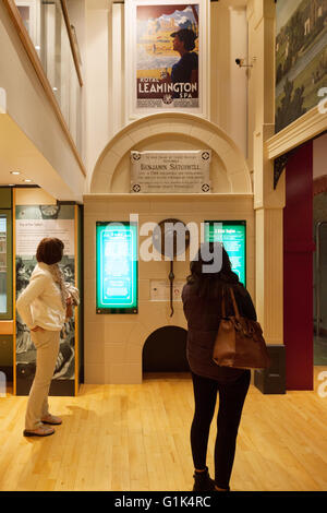 Deux femmes dans le musée, la salle des pompes, Royal Leamington Spa Warwickshire, Royaume-Uni Banque D'Images