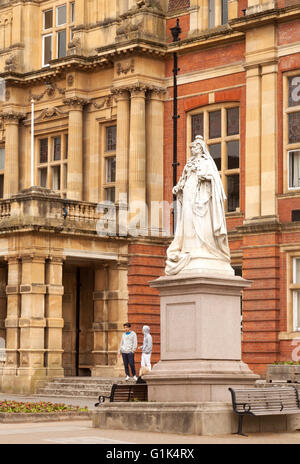 La statue de la reine Victoria à partir de 1902, à l'extérieur de l'hôtel de ville sur la Parade, Leamington Spa, Warwickshire UK Banque D'Images