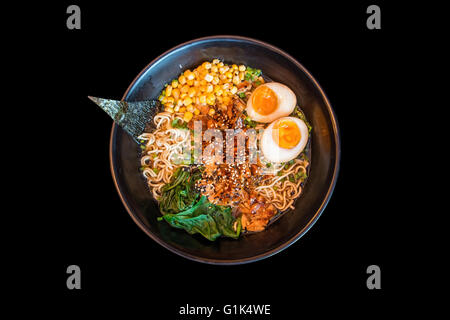 Bouillon de ramen, soupe de nouilles japonaises Banque D'Images