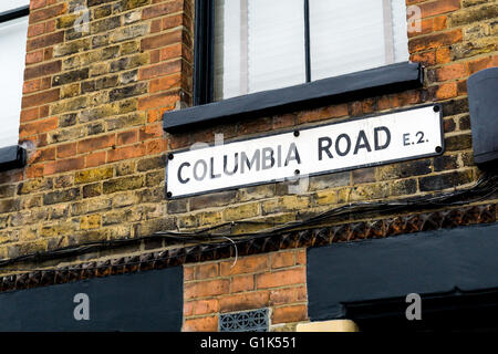 Columbia Road street sign in London E2. Cette route est l'hôte d'une émission hebdomadaire marché aux fleurs le dimanche Banque D'Images