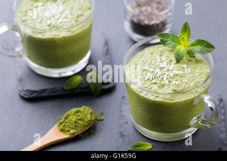 Thé vert matcha semences chia pudding, dessert à la menthe fraîche et la noix de coco sur un arrière-plan en ardoise noire petit-déjeuner sain Banque D'Images