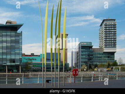 Salford Quays - Media City - avec le 'Where the Wild' sont d'un rare sculpture Banque D'Images