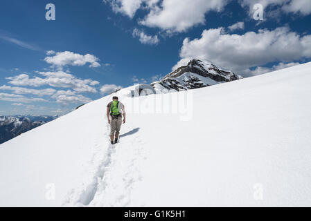 Mountaineer mâle randonnées dans la neige sur l'ascension au sommet du mont Schafreiter dans les montagnes du Karwendel, Tirol, Autriche Banque D'Images