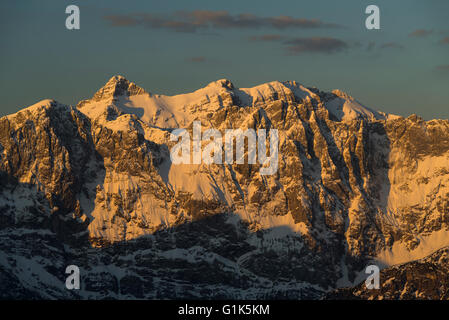 Le lever du soleil illumine les pentes enneigées du Mont Birkkarspitze Oedkarspitze et montagnes dans la gamme Karwendel Tirol, Autriche, Banque D'Images