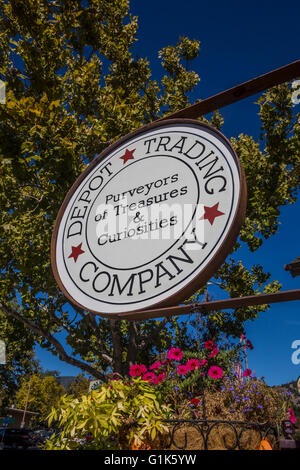 Signe pour Depot Trading Company le long de l'Avenue de Lincoln à la ville de Calistoga dans la Napa Valley en Californie dans le Comté de Napa Banque D'Images