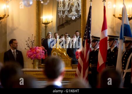La secrétaire d'Etat John Kerry se reflète dans le miroir pendant la cérémonie d'arrivée pour les dirigeants des pays nordiques dans le Grand Hall de la Maison Blanche le 13 mai 2016 à Washington, DC.