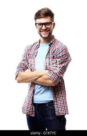 L'hipster guy portant des lunettes avec les bras croisés et souriant sur fond blanc Banque D'Images