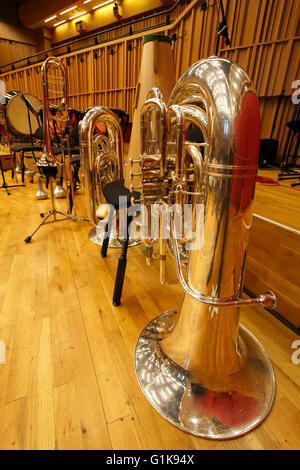 Tuba et trombone en attente d'être joué Banque D'Images