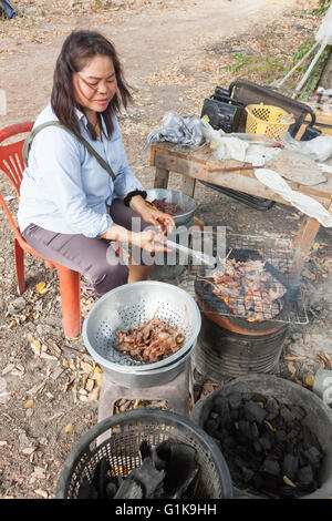 Vente de forfaits de rats femelles au barbecue sur une route dans le Nord de la Thaïlande comme snack food Banque D'Images