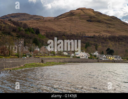 Le Loch Long en regardant vers le village d'Arrochar Ecosse Royaume-Uni Banque D'Images