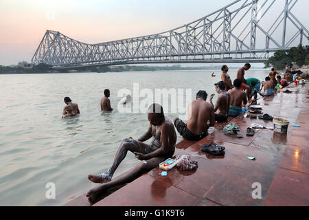 Les gens le bain sur la rivière Hooghly près du pont Howrah à Kolkata, Inde. Banque D'Images
