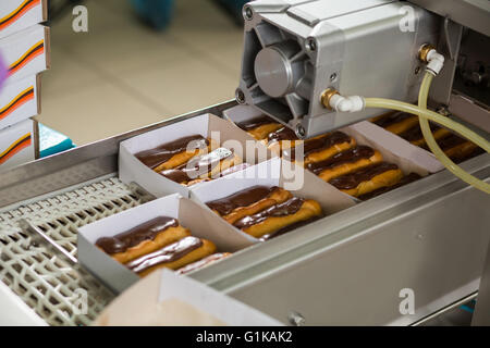 Boîtes avec des éclairs au chocolat. Banque D'Images