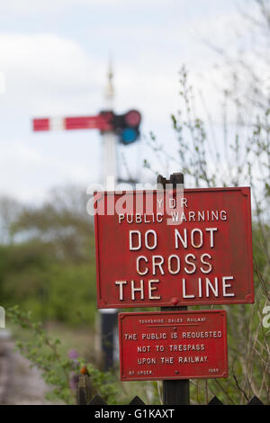 Un avis d'interdiction avertissement contre une intrusion sur le rail Embsay et Saint-cergue Railway autrefois connu sous le nom de Yorkshire Dales Banque D'Images