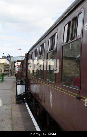 Accès à partir d'une plate-forme de faible à un train sur le patrimoine préservé Embsay et Bolton Abbey fer vapeur fourni par étapes Banque D'Images