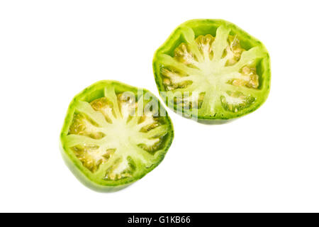 Coeur de boeuf en tranches de tomate verte, Solanum lycopersicum, montrant de nombreux petits compartiments de semences, appelé locules, et une belle couleur jaunâtre f Banque D'Images