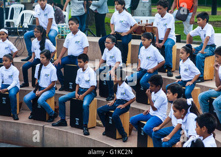 Bande de percussion de l'école attendent d'effectuer dans un parc de Lima Banque D'Images