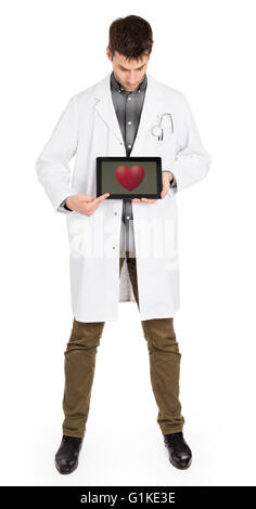 Doctor holding tablet, isolé sur blanc - rouge coeur Banque D'Images