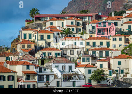 Vieilles maisons colorées traditionnelles à Camara de Lobos, Madère Banque D'Images