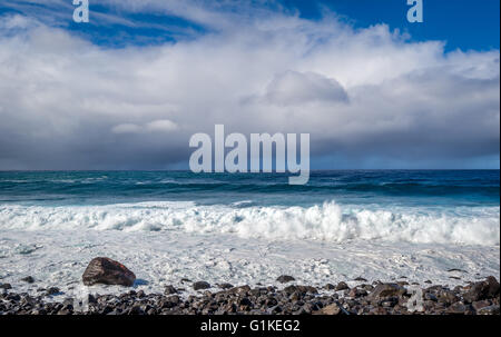 Les vagues de l'océan Atlantique aux éclaboussures à la pierre plage de Calhau das Achadas, Madère Banque D'Images
