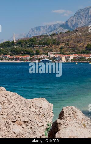 Mer Adriatique à Podgora en Croatie avec Seagull monument's wings et montagne BIOKOVO en arrière-plan. L'accent sur le rocher en face Banque D'Images