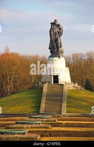 Monument commémoratif de guerre soviétique en parc de Treptow, Berlin, Allemagne Banque D'Images