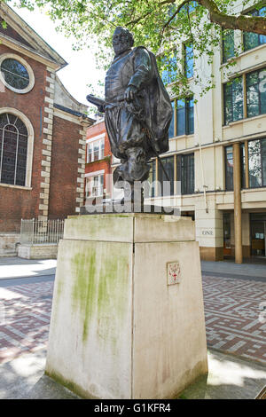 Statue du capitaine John Smith, un explorateur Bow Churchyard Cheapside Londres UK Banque D'Images