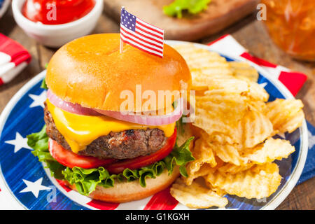 Le Jour commémoratif de l'Hamburger fait maison avec des frites et de fruits pique-nique Banque D'Images