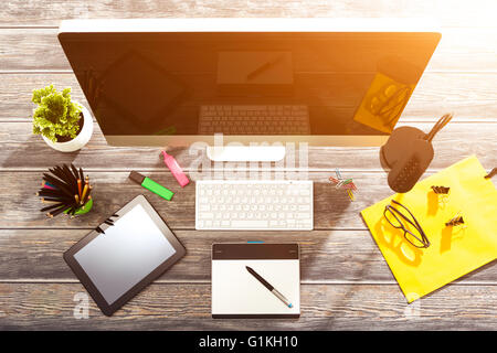 Travail de bureau avec tablet pc et sur bois table. Banque D'Images