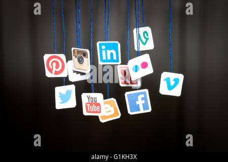 BELCHATOW, Pologne - 31 août 2014 : site Web Médias sociaux populaires logos imprimés sur du papier et suspendu à des chaînes. Banque D'Images