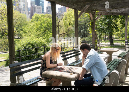 Jeu de couple à la maison d'échecs et de dames, Central Park, NYC Banque D'Images