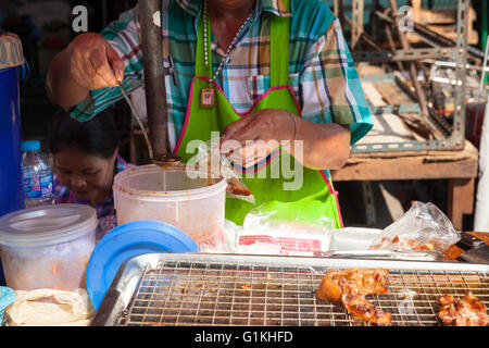 BANGKOK, THAÏLANDE - 24 avril : Thai man cuisiniers dans la rue le 24 avril 2016 à Bangkok, Thaïlande, Viêt Nam. - Le 20 janvier : Banque D'Images