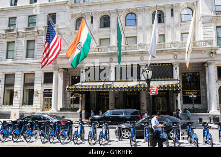 Entrée de l'hôtel Plaza et Citibike Station Vélo-partage, Grand Army Plaza, New York, USA Banque D'Images