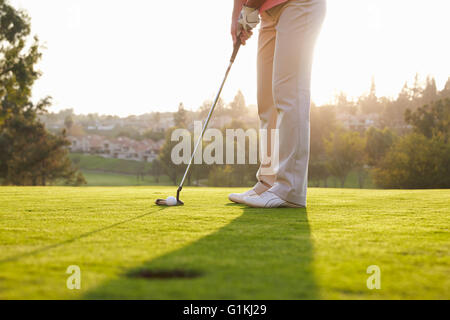 Close Up Of Male Golfer Alignant Putt sur vert Banque D'Images