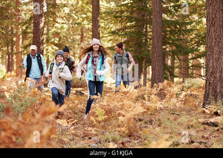 Multi generation family randonnée dans une forêt, enfants qui courent Banque D'Images