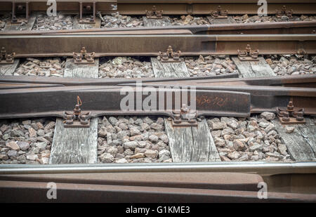 La voie de chemin de gravier sur le remblai. Mode d'antan. Banque D'Images