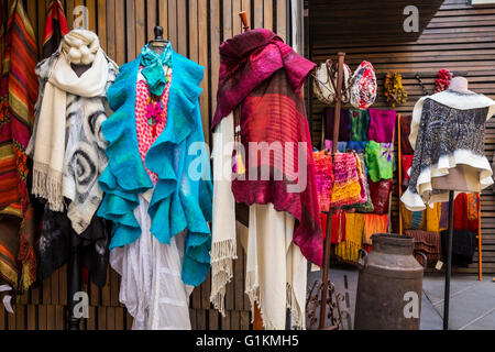 Articles à vendre à Patio Bellavista sur la rue Pio Nono, Providencia, Santiago, Chili, Amérique du Sud. Banque D'Images