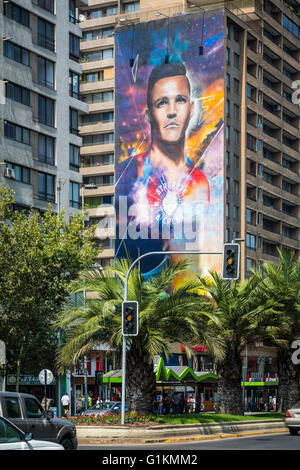 Une grande fresque de la publicité sur le côté d'un immeuble au centre-ville de Santiago, Chili, Amérique du Sud. Banque D'Images