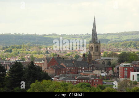 Skyline de Chesterfield centre ville dominé par la 'twisted spire' de St Marie et tous les Saints, Chesterfield, Derbyshire, Angleterre Banque D'Images