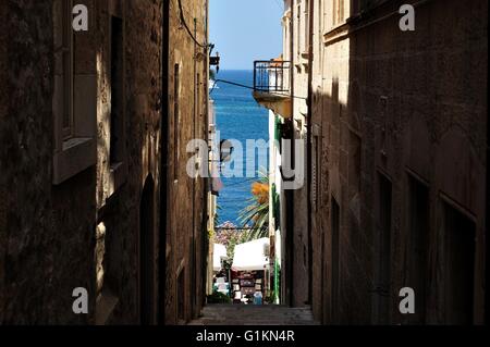 Ruelle de la vieille ville médiévale de Korcula par journée ensoleillée. Dalmatie, Croatie, Europe Banque D'Images