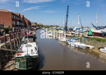 Bateaux et chantier sur la rivière Stour, Fishermans Wharf, Sandwich, Kent, England, UK Banque D'Images